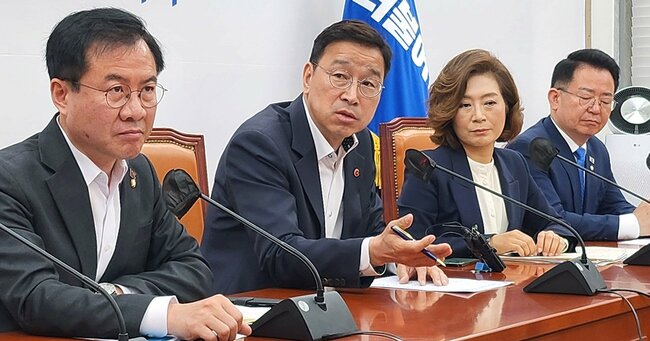 5日、韓国・ソウルで、福島県への視察について記者会見する韓国野党「共に民主党」の国会議員団