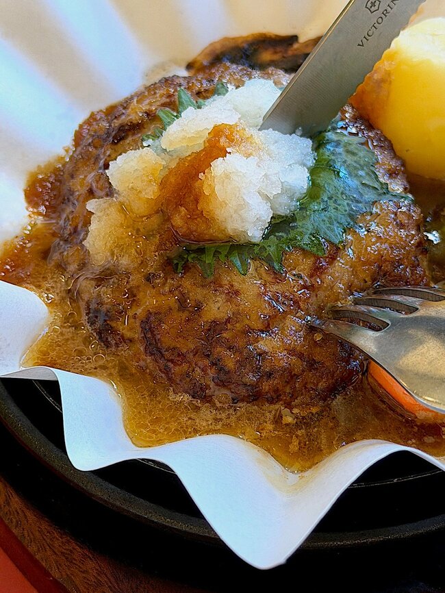 「さすがにレベル高い」ロイヤルホストの“激うまモーニング”肉汁たっぷりで絶品すぎる！「朝から幸せ気分」 「これ食べたら昼抜きでも乗り切れる」