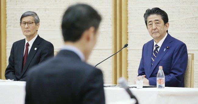 写真：安倍晋三首相と基本的対処方針等諮問委員会の尾身茂会長