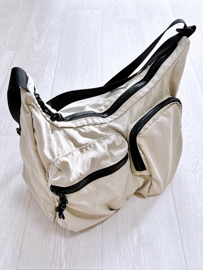 雨の日もガンガン使える！グローバルワークの「軽量ショルダーバッグ」荷物がたっぷり入って便利！【購入レビュー】