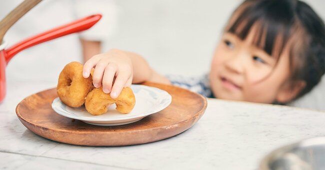 つまみ食いをする子ども