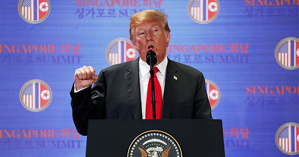 シンガポールで記者会見に臨むトランプ大統領 シンガポールで記者会見に臨むトランプ大統領