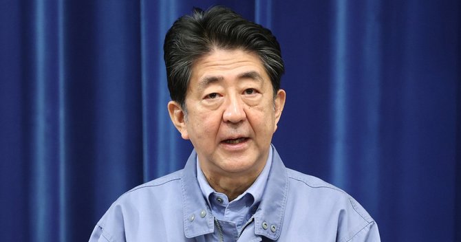 記者会見する安倍晋三首相