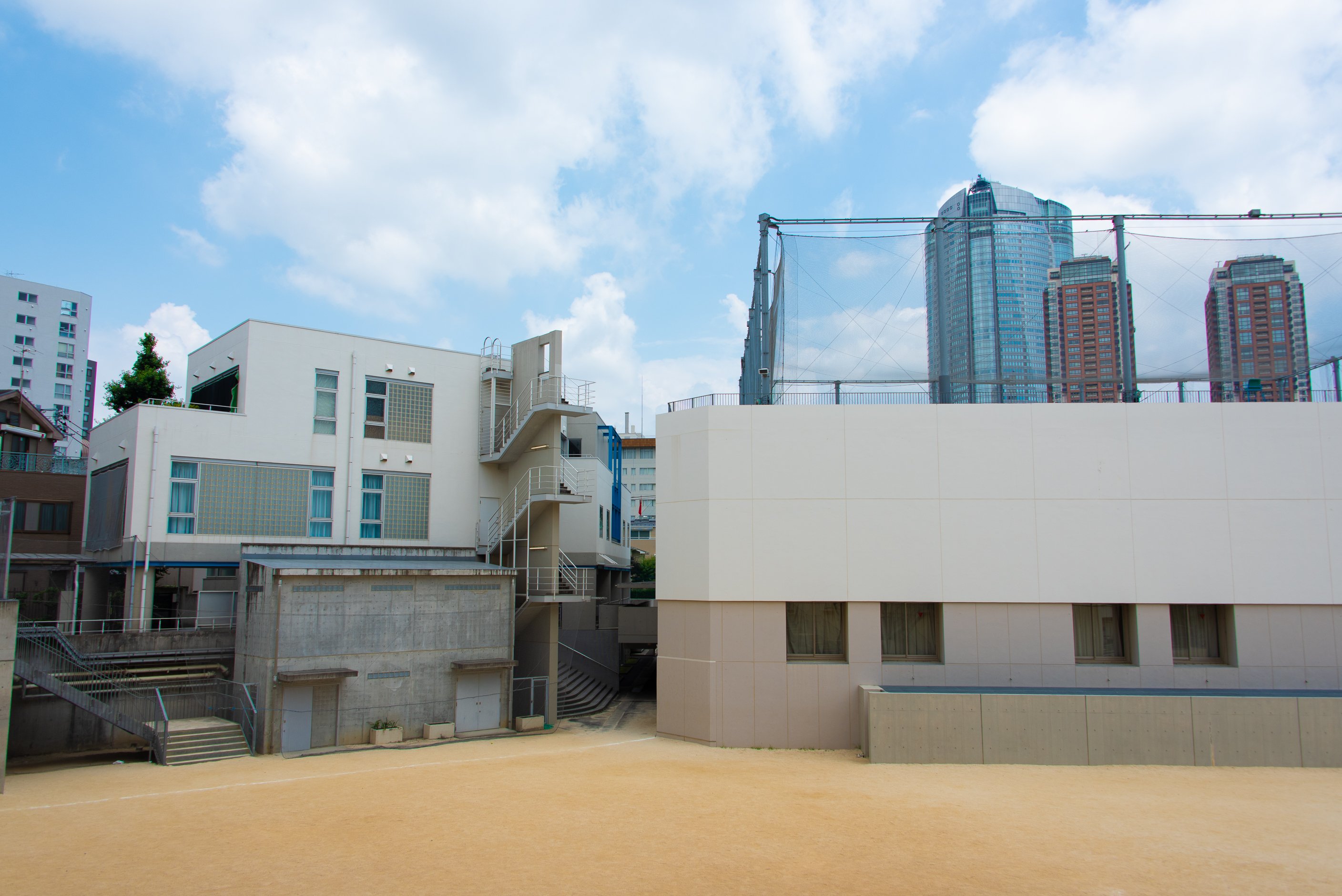 左が創立100周年記念館(図書館)、右が創立120周年記念体育館 その間には中国大使館も見える