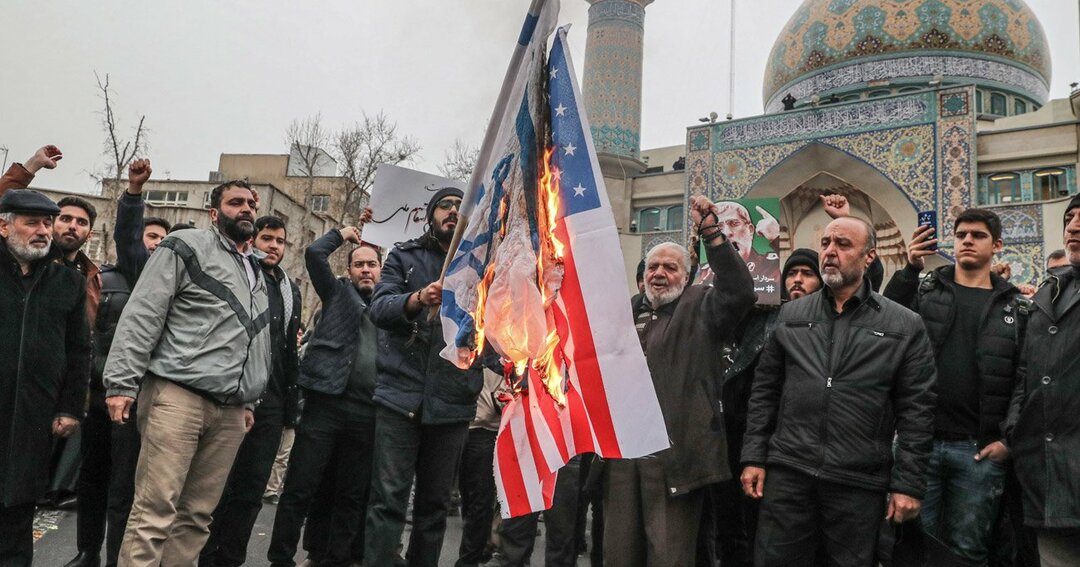 フェレスティン広場での追悼集会でイラン人が米国とイスラエルの旗を燃やす市民
