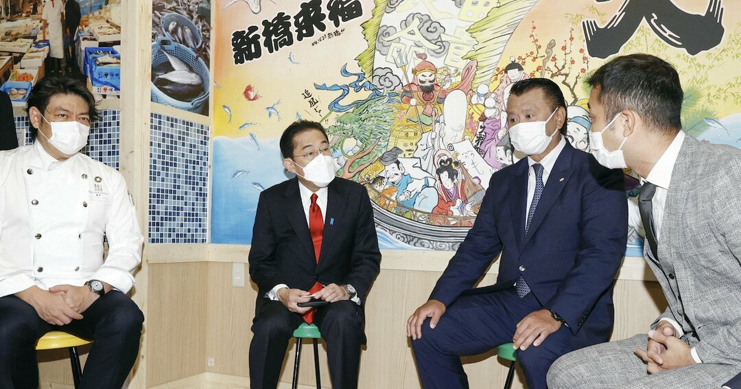 飲食店事業者と話をする岸田文雄首相