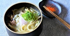 【カンタンなのに料亭風！ レンチンレシピ】鶏と玉ねぎからだしが出て汁がウマっ！鶏もも肉の煮込みうどん