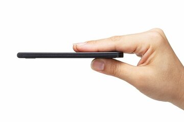 サンワサプライ、厚さ7.5mmの超スリムな折りたたみ式スマホスタンド