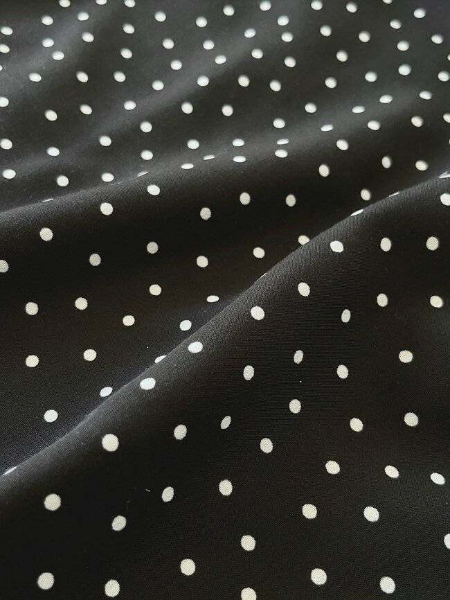 「二の腕を隠せる神アイテム」GUの“着回しトップス”が体型カバーの天才です！「おしりが隠れて安心」「2色購入しました」