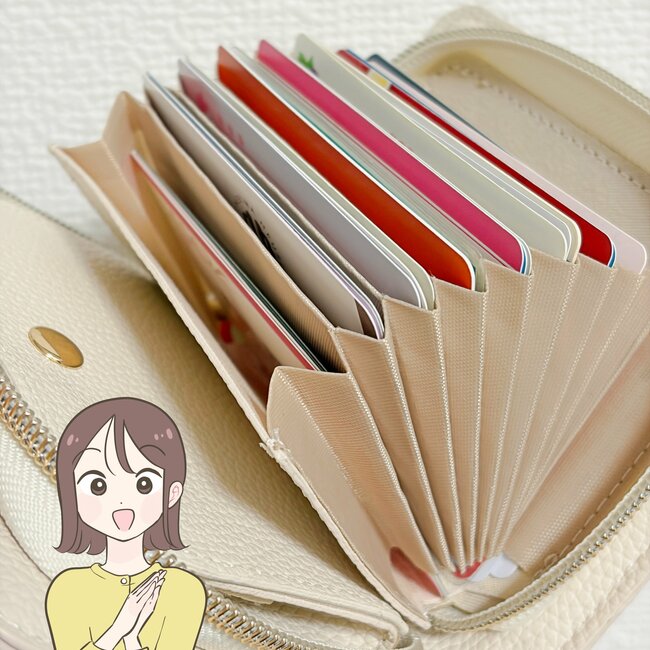 カードや診察券が30枚入った…!3COINSの“ガバッと開くカードケース”現金もカギも収納できて優秀!「見やすく取り出しやすい」「色違いで2色購入」