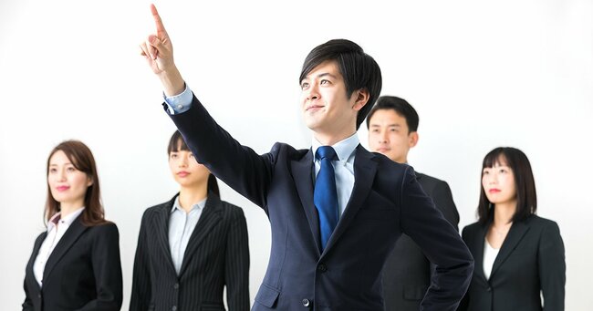 手を掲げて仲間を募るビジネスパーソン