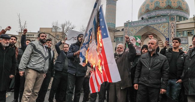 フェレスティン広場での追悼集会でイラン人が米国とイスラエルの旗を燃やす市民