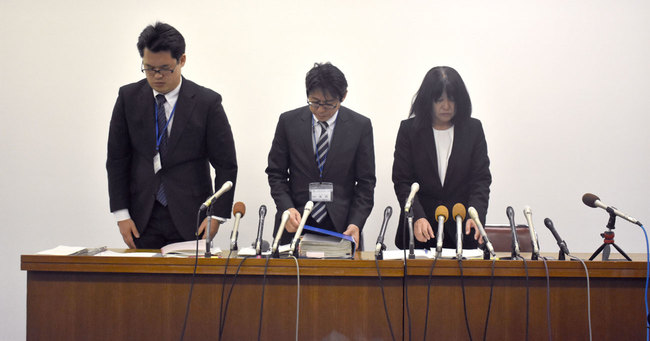 記者会見で謝罪する神戸市立東須磨小学校の仁王美貴校長（右端）ら