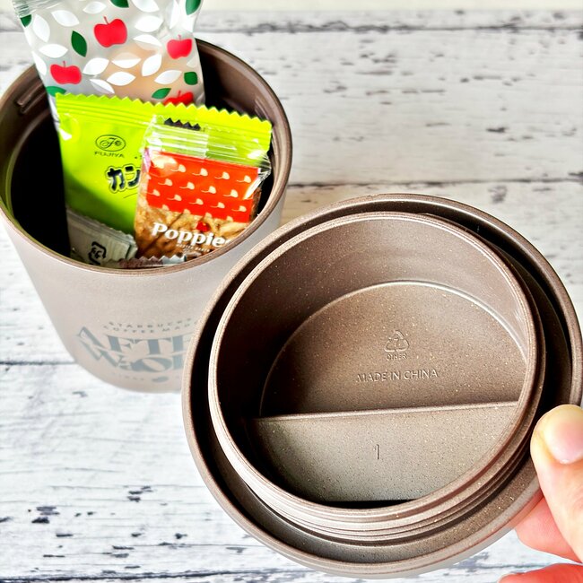 【スタバ】「初日に購入しました」可愛すぎる“カップみたいな小物入れ”家中で使えて天才！「テンション上がります！」「便利に使えそう」《購入レビュー》