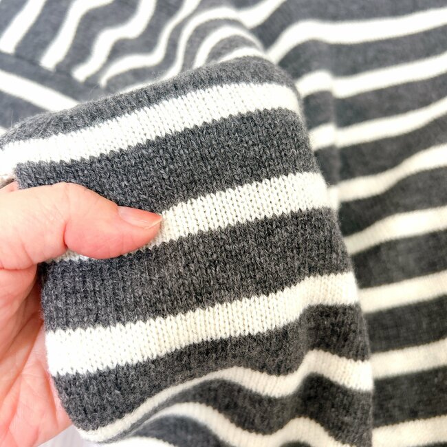 「着心地よすぎて色違いほしい」無印良品の“着痩せニット”着回しが止まりません！「この冬一番着ているセーター」「着膨れせずスッキリ着られる