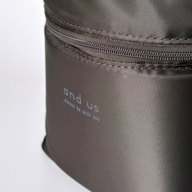 「大容量なのが嬉しい」3COINSの“自立するコスメポーチ”化粧水ボトルも入りました！「高さのある物も立てて収納できる」「旅行などにも最適」