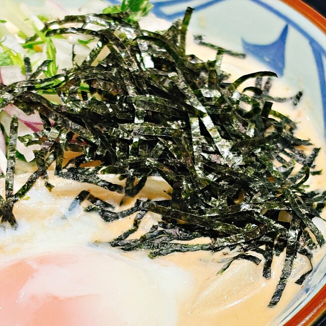 「飲み干したくなる」「毎日食べたい」丸亀製麺の“やみつき限定メニュー”具だくさんで麺が見えないよ！「ガチでうますぎた」「大当たり」《実食レビュー》