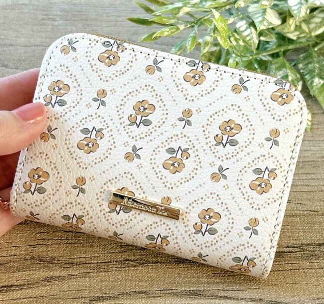 カードや診察券が11枚入った!アフタヌーンティーの「レトロかわいいカードケース」ガバッと開くし、ミニ財布にもなって優秀~!