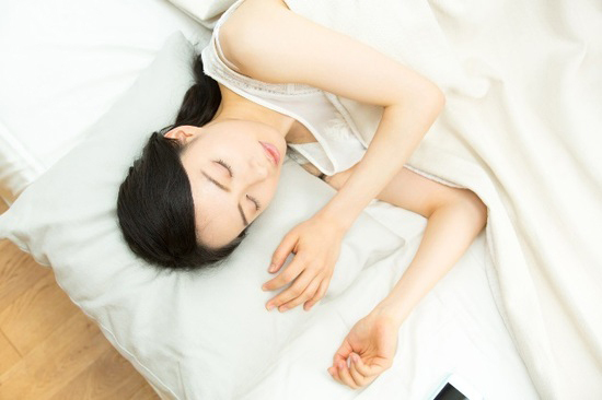 休日に 寝だめ をしてはいけない理由 朝５時起きが習慣になる ５時間快眠法 ダイヤモンド オンライン