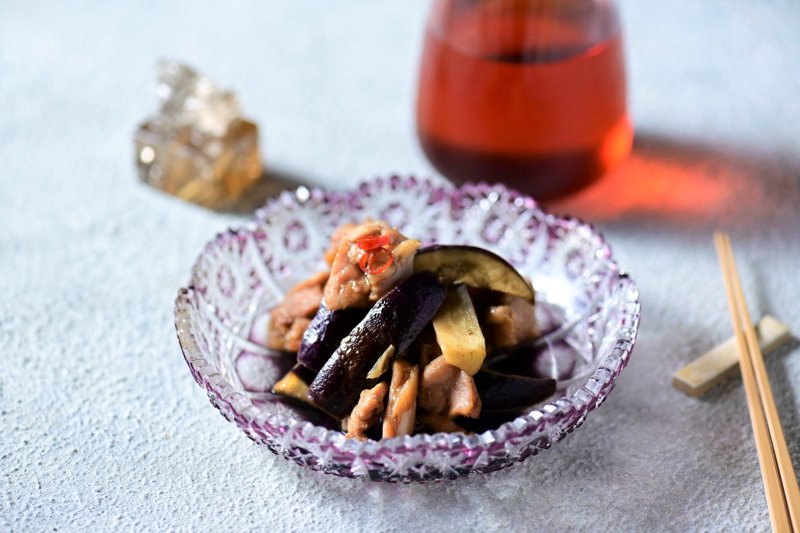 【夏休みはレンチンで何とかする!】料理未経験の男子でもカンタン!おつまみにもうってつけ鶏もも肉とにんにくとナスの「醤油蒸し」