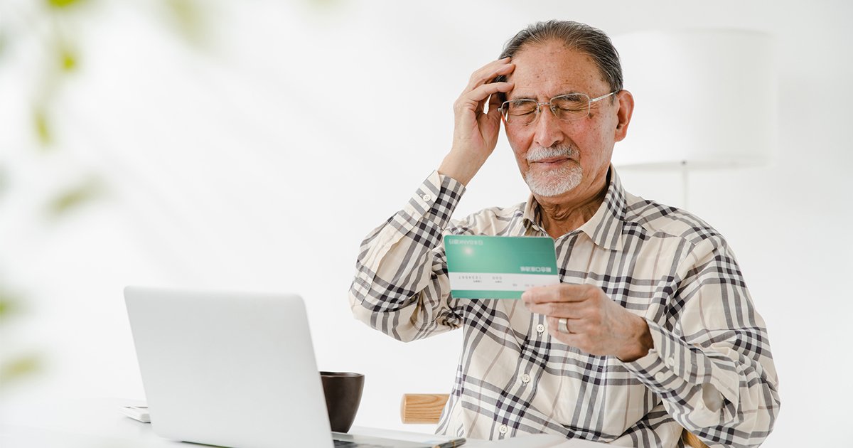 年金だけでは足りないと悩むシニア男性