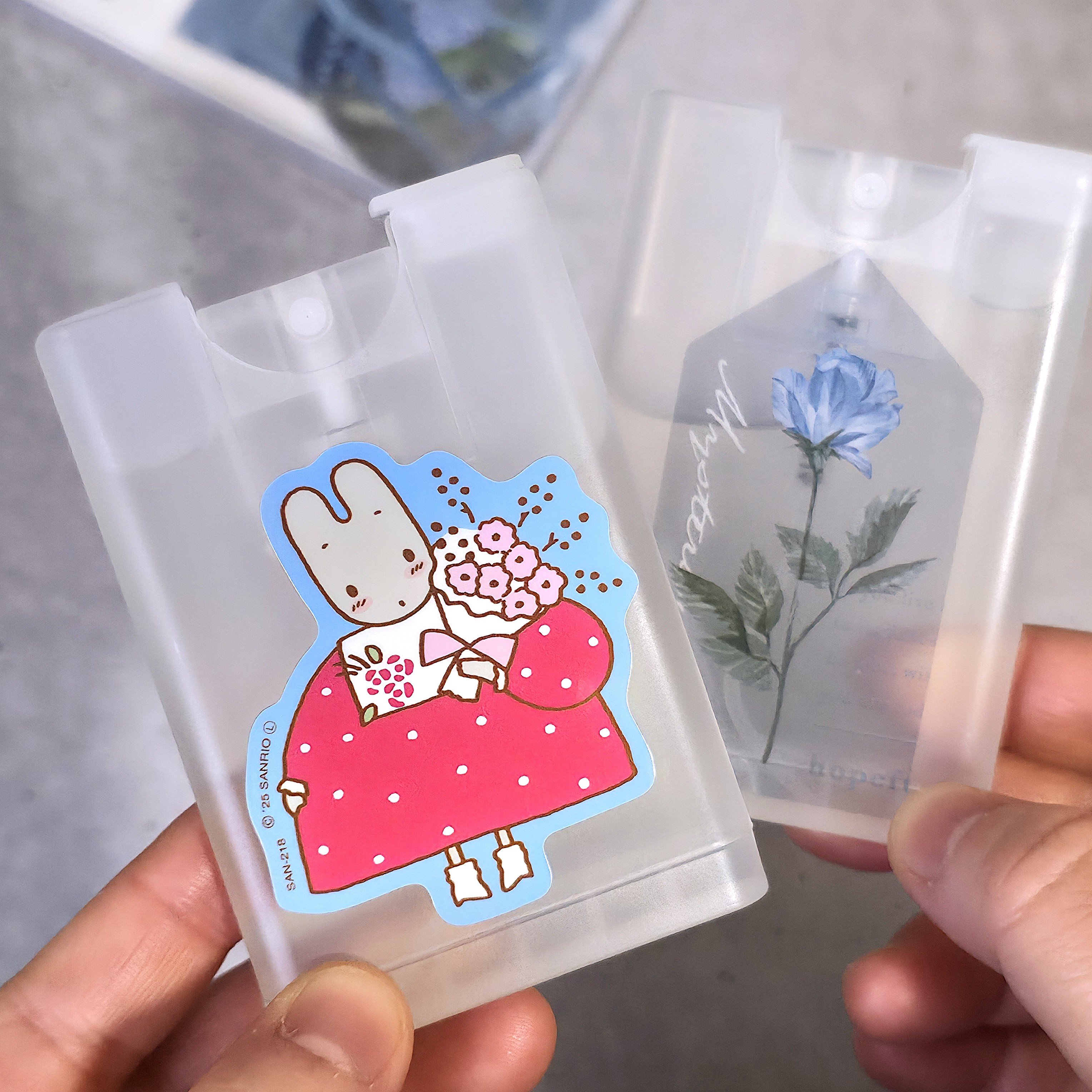 「何軒もまわってようやく見つけた！」セリアの“スリムすぎるスプレーボトル”除菌用アルコールが入れられて便利！「薄いから場所取らん」「もっと早く知りたかった」