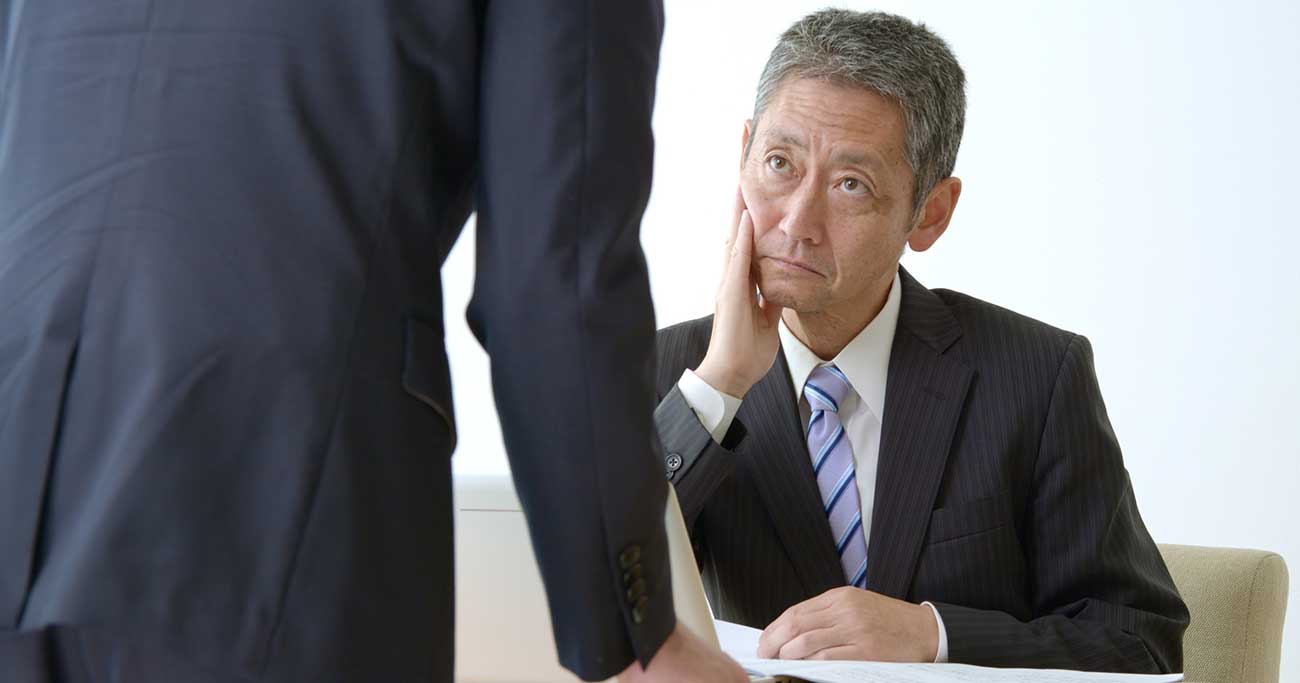「そりゃ解決しないわけだ…」部下の涙に同調して一緒に落ち込む上司の“痛すぎるNG行動”