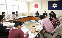 届け!若者の声、首相官邸に<br />六ヶ所村や東海村の村長に会って考えた<br />大学生80人のエネルギー政策提言