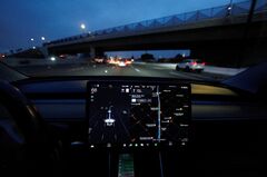 テスラ、司法省が資料要請　運転支援システム巡り