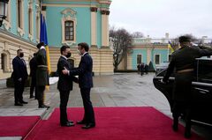 ウクライナが軍事演習へ　仏大統領シャトル外交