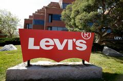 リーバイス、綿花NPO理事辞任へ　新疆問題が火種