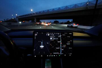 テスラ、司法省が資料要請　運転支援システム巡り