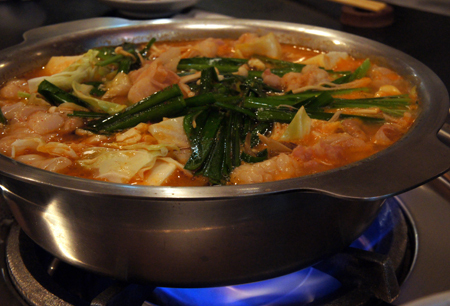 もつ鍋、水炊き――福岡が誇る鍋の真髄！<br />体の隅々まで旨さを感じる絶品スープを堪能