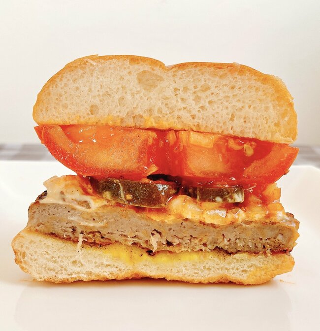 「美味しすぎて震えてる」「この世で一番うまい」モスバーガーの“隠れた名品メニュー”完成度が高すぎる…！「ふたつ食いたい」