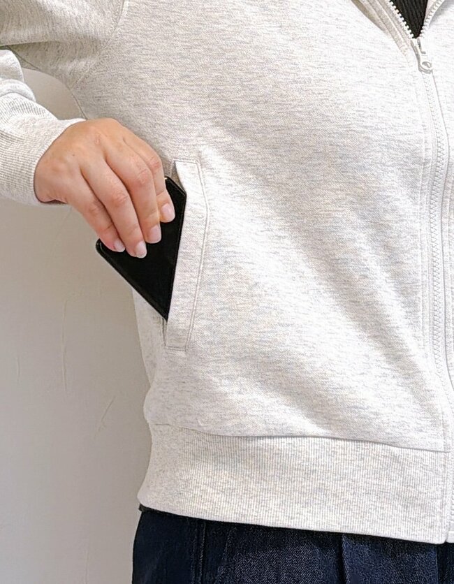 サッと羽織るだけで着痩せする…！ワークマンの「1590円パーカー」めっちゃ軽くて、パジャマみたい楽ちんなんです！《購入レビュー》