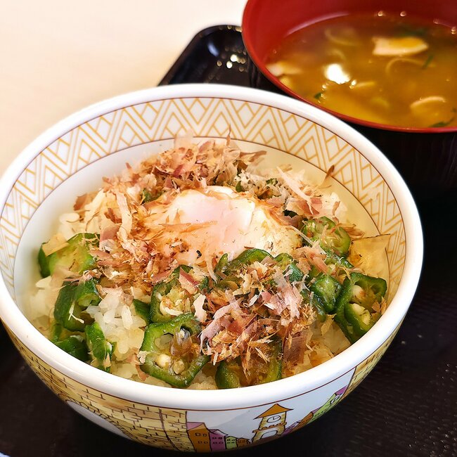 こりゃ毎朝通いたくなるよ…!すき家の「よくばりモーニング」おかず盛りだくさんで嬉しすぎる!