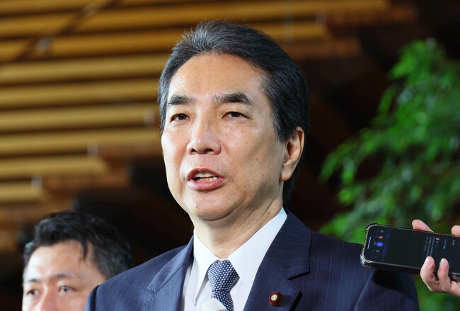 石破茂首相に辞表を提出後、記者団の取材に応じる江藤拓農林水産相=21日午前、首相官邸