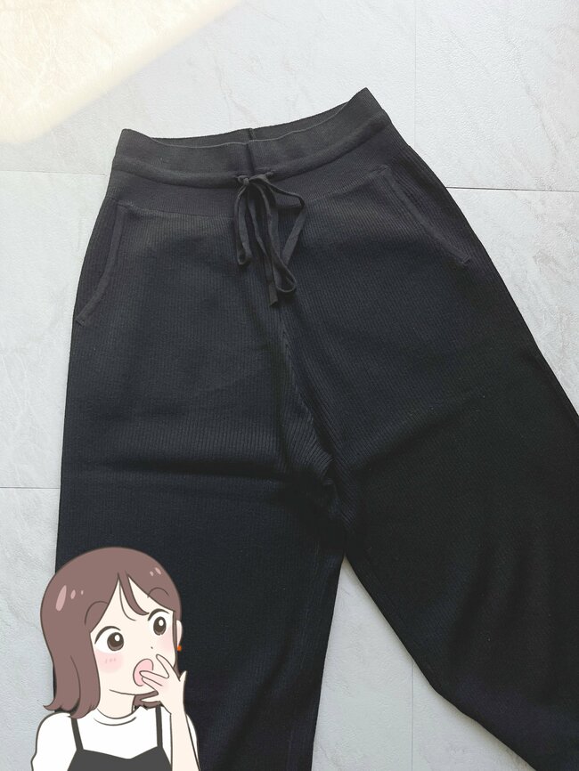 「すごくお腹がラク」ユニクロの“ビヨーンと伸びるパンツ”びっくりするほど着心地がいい!「色違いも買いたい!」「はいてないくらい楽」