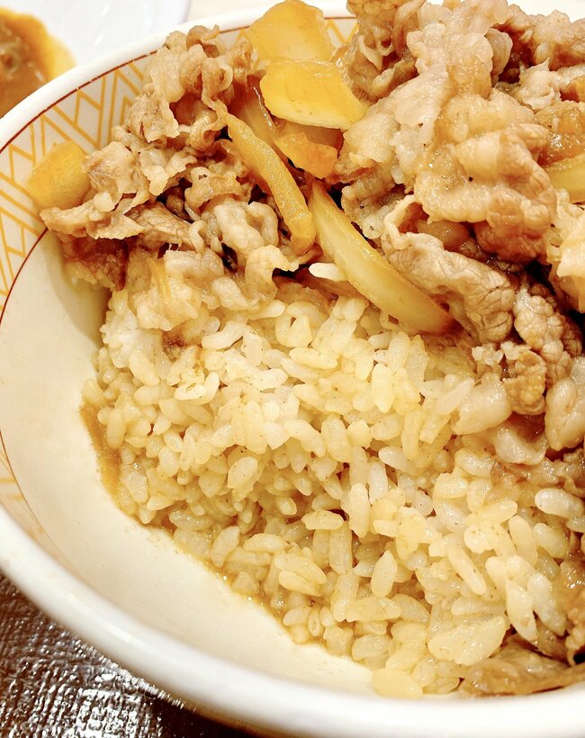 「めちゃくちゃ量多くて安い」すき家の“17時から頼めるお得メニュー”1100kcal超えでボリューム感がハンパない！「すごくリーズナブル」「夢のコラボレーション」