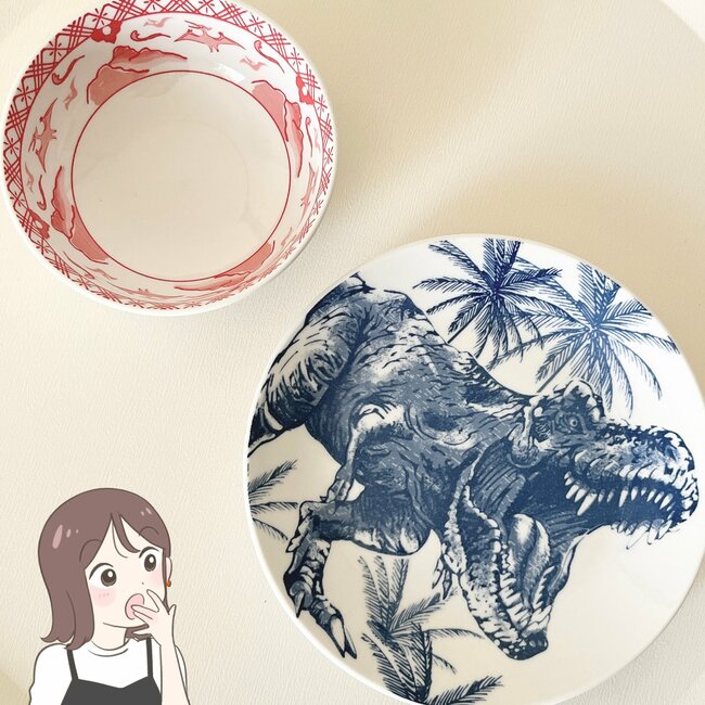 「懐かしさがたまらん」セリアで見つけた“恐竜の食器”が衝撃的なデザインだった…!「全部集めたい」「良すぎたので衝動買い」
