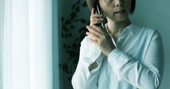 電話をする女性