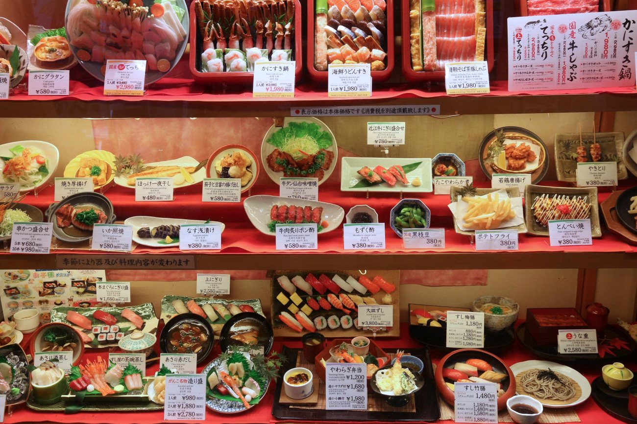 なぜ飲食店の入り口には、実物よりも美味しそうな「食品サンプル」が並んでいるのか？