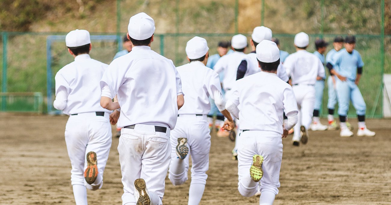 グラウンドを走る高校野球部員