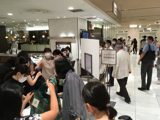 小池知事、都の「感染防止ステッカー」掲示店でクラスター発生でもパフォーマンスに終始