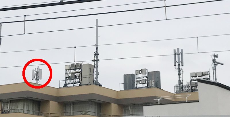基地局が林立するマンション屋上。左端が楽天の基地局アンテナ
