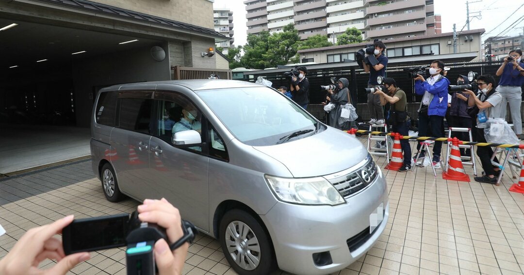 送検のため京都府警・中京署を出る大久保愉一容疑者を乗せた車