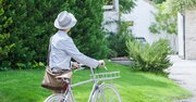 「スマホもテレビも二輪免許も断捨離」77歳・喜寿を迎えたエッセイストが過ごす、人生で最も濃密な日々