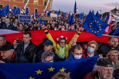 ポーランドでEU離脱反対の大規模デモ、憲法裁判所の判断めぐり