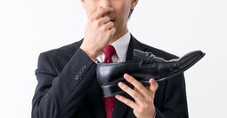 「俺の足って臭い？」と同僚に聞かれた…「めっちゃ臭う！」と言いたいけど、どう返すのが正解？