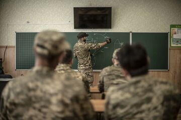 ウクライナ兵にジャベリン攻撃教える米国人